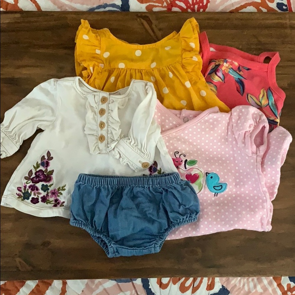 Baby girl 0-3 months like new Guess, Old Navy